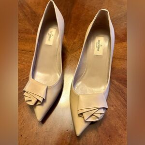 Authenticated Valentino Women's Beige Leather Heels with Flower 39